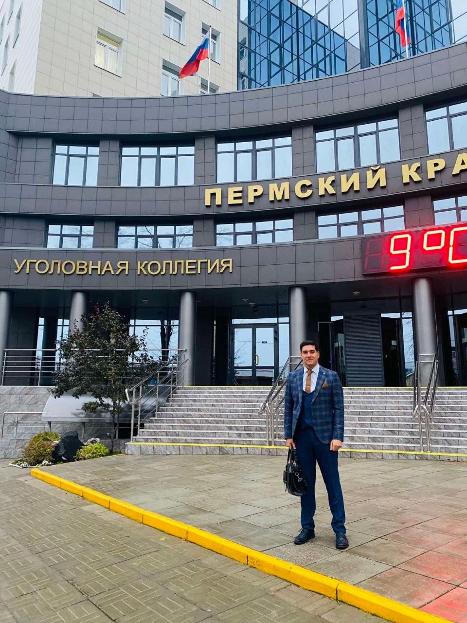 Арсен Айвазян у здания суда